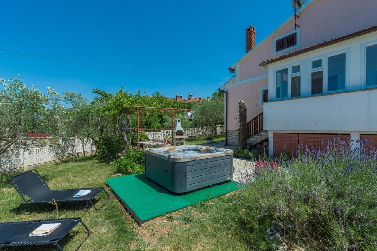 Ferienhaus Zora With Whirlpool Sveti Lovrec Pazenaticki Exterior photo